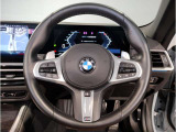 【ハンドル】ドライバーとBMW車の一体感がダイレクトに伝わるステアリングホイール。形状・太さへの拘りに加えて、操作性を高める為にスイッチ類も配置。クイックかつ安定のドライビングを体感下さい!