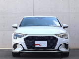 ●一目でAudiとわかる特徴的なシングルフレームグリル・LEDランプ。精悍なフロントマスクからAudiのスマートで上品なブランドを連想させてくれます。女性にも大変ご好評頂いております。
