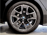 【BMWアロイホイル】軽量かつ強度に拘ったアロイホイル。走行性能ポテンシャルを引き出す設計。車の足元を引き締めてくれる大きなポイントはアロイホイルです。