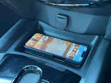 スマホの充電などに便利なセンタートレイ