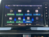画面にはオーディオやテレビ、電話などの項目が表示され、目的に応じて選びやすい構成です。画面脇にも操作ボタンが並び、日常で使う機能を見分けながら利用できます。