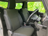 前席は座面と背もたれにほどよい厚みが感じられ、運転席・助手席ともに落ち着いて座れる空間です。窓からの見通しも確保され、毎日の移動を心地よく支えます。