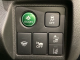 Hondaセンシング用の、VSA(ABS+TCS+横滑り抑制)解除と路外逸脱抑制機能のオンオフスイッチなどはハンドルの右側に装備しています。燃費に役立つECONボタンもここです。