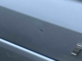 *キズ、凹み、その他情報*バックドアの右下部にキズがあります。 尚、画像は一部分の画像です。その他の部位の細かい傷や凹みなどは実車にて車両状態の確認をお願い致します。