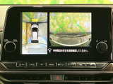 車両周辺を複数の視点から確認できる画面で、駐車時や狭い場所での取り回しをサポートします。ガイド表示も備わり、周囲の状況を確かめながら操作しやすい装備です。