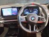【ハンドル】ドライバーとBMW車の一体感がダイレクトに伝わるステアリングホイール。形状・太さへの拘りに加えて、操作性を高める為にスイッチ類も配置。クイックかつ安定のドライビングを体感下さい!