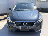 V40標準装備となった歩行者エアバッグ。歩行者と接触するとボンネットの後方が跳ね上がり、雨どいの切りかき部分からフロントウィンドウ方向にエアバッグがとび出し、歩行者の頭部を保護する
