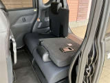 シ-トは独立可倒式、色々な荷物が積載できます。