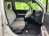 明るい色合いのシートと見通しのよい窓まわりで、運転席まわりはすっきりした印象です。乗り降りしやすい開口部があり、前席で過ごす時間も落ち着いてお使いいただけます。
