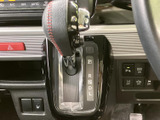 シフトレバー周辺に各種スイッチを配置し、運転席から操作箇所を確認しやすい構成です。パーキングセンサーやスライドドア関連など、日常で使う機能がまとまっています。
