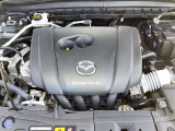 24Vマイルドハイブリッドで爽快な走りを実現する「e-SKYACTIV-G 2.0」。高効率エンジンと電動化技術の組み合わせにより、燃費性能とアイドリングストップ機能をさらに向上させました。