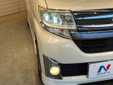【LEDヘッドライト】悪天候や夜間走行時も良好な視界を確保し安心して運転できる高輝度LEDヘッドライトを装備!点灯速度が早く、消費電力も抑えられています。