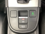 セレクトレバーの下に電子制御パーキングブレーキがあります。スイッチひとつで、停車した地点の傾斜などをシステムが検知・判断してブレーキ力を自動的に制御し、しっかり停車できるパーキングシステムです。
