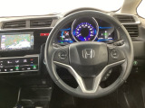 【ハンドル】運転にかかわる様々な操作を安全に行えるように視点移動が少なく操作性に配慮されたスイッチ類が凝縮されたコックピットです。