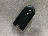電子カードキーを携帯していれば、ドアハンドルやバックドアのリクエストスィッチを押すだけでドアの施錠、開錠が行えます。電子カードキーがないとエンジンが始動しない、盗難防止に役立つイモビライザー機能付
