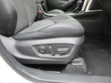 運転席はパワーシートになっています。微妙な調整が手軽にできます。