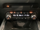 温度の設定のみで快適な風量やモードなどを自動調整してくれるフルオートエアコンを装備!