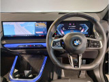 【ハンドル】ドライバーとBMW車の一体感がダイレクトに伝わるステアリングホイール。形状・太さへの拘りに加えて、操作性を高める為にスイッチ類も配置。クイックかつ安定のドライビングを体感下さい!