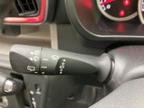 レバーには操作を示す表示があり、運転席から確認しやすい配置です。天候に応じて使う機能を手元で選べるため、雨の日などの日常運転を支えてくれます。