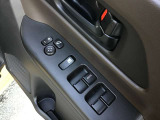 パワーウィンドウやドアミラーのスイッチ等は運転席右側へ集中してます