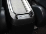 ◆後席用USBチャージャー◆後部座席に搭乗される方のために便利で使いやすい位置に設置。長時間のドライブも安心です♪