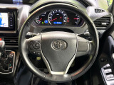 インテリアに合わせたデザインのステアリングは、運転される方のことも考え、運転しやすい形状、大きさです。是非一度、実際に触ってお確かめください。
