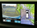 後方の映像と車両周囲の俯瞰表示を切り替えて確認でき、駐車時の周囲確認をサポートします。ガイド表示も備わり、車庫入れや狭い場所での取り回しに役立つ装備です。