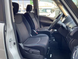 運転席・助手席は、ゆったりと座れるサイズで、長時間の運転でも快適です。