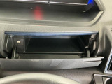 【インパネアッパーボックス】サッと取り出せてサッとしまえる、運転席の目の前にはボックスが装備されております!薄型のボックスティッシュなど収納可能☆