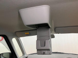 すぐ使いたいものなどを入れておくのに便利なオーバーヘッドコンソール付き