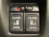 リアドアは乗り降りに便利な両側電動スライドドアです。また運転席に座っていながらスイッチ操作で自在にスライドドアを開け閉めできます。