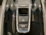 セレクトレバーの下に電子制御パーキングブレーキがあります。スイッチひとつで、停車した地点の傾斜などをシステムが検知・判断してブレーキ力を自動的に最適制御し、しっかり停車できるパーキングシステムです。