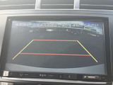 後方の様子を画面で確認でき、ガイド線も表示されるため、駐車時に車両と周囲との位置関係を把握しやすい装備です。目視とあわせた後退操作をサポートします。