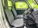 広い窓から周囲を見渡しやすく、運転席と助手席の座席もゆったりと配置されています。落ち着いた色合いのシートと手の届きやすい室内空間で、毎日の乗り降りもスムーズに行えます。