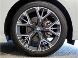 【BMWアロイホイル】軽量かつ強度に拘ったアロイホイル。走行性能ポテンシャルを引き出す設計。車の足元を引き締めてくれる大きなポイントはアロイホイルです。
