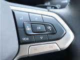 ステアリングスイッチを装備し、手元でオーディオや各種機能の操作が可能。運転中も視線移動を抑え、安全で快適なドライブをサポートします。