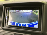 後方の様子をモニターで確認でき、駐車時や後退時の周囲確認をサポートします。画面に映る範囲を見ながら操作できるため、車庫入れの際にも役立つ装備です。