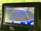 後方の様子を画面で確認でき、駐車時に車両後部と周囲の位置関係をつかみやすい装備です。ガイド線も表示されるため、駐車スペースへ合わせる際の目安になります。