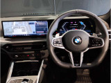 【ハンドル】ドライバーとBMW車の一体感がダイレクトに伝わるステアリングホイール。形状・太さへの拘りに加えて、操作性を高める為にスイッチ類も配置。クイックかつ安定のドライビングを体感下さい!
