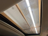 【サンルーフ】開放感たっぷりの希少装備、サンルーフが装着されています!車内に明かりを取り入れたり景色を楽しむ以外にも、車内の空気も簡単に換気できて快適です!