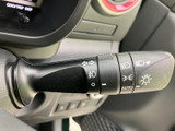 手元で位置を確認しやすいレバーに、操作内容を示すマークが配置されています。運転席から視認しやすく、必要な操作を確かめながら扱える実用的な装備です。