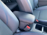 ゆったりとした姿勢で運転ができるアームレストを装備しております。