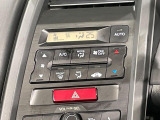 【オートエアコン】一度お好みの温度に設定すれば、車内の温度を検知し風量や温度を自動で調整。暑い&hellip;寒い&hellip;と何度もスイッチ操作をする必要はありません。快適な車内空間には必須の機能ですね♪