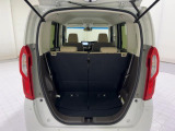 後席使用時のカーゴスペースです。テールゲートは開口部が広く荷物の積み降ろしがし易いテールゲートです。
