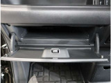 グローブボックス。車検証を入れておくのにピッタリなスペースです!もちろん他にもさまざまなものが収納できますよ!