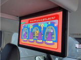 後席モニタ-が装備されています。