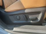 【運転席パワーシート】車の運転席の位置や角度を電動で調節が可能です。レバーを引っ張ったり手で力を入れたりせず、スイッチを軽く押すだけで、自分にぴったりの位置に細かく合わせられます。