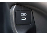 助手席にも充電専用のUSB差込を備えています!