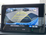 駐車時に周囲の状況を画面で確認でき、黄色のガイド表示も備わります。車庫入れや駐車の際に、後方の様子を把握するための心強い装備です。
