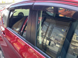 プライバシーガラスが搭載されておりますので、車内のプライバシーを保護してくれます。